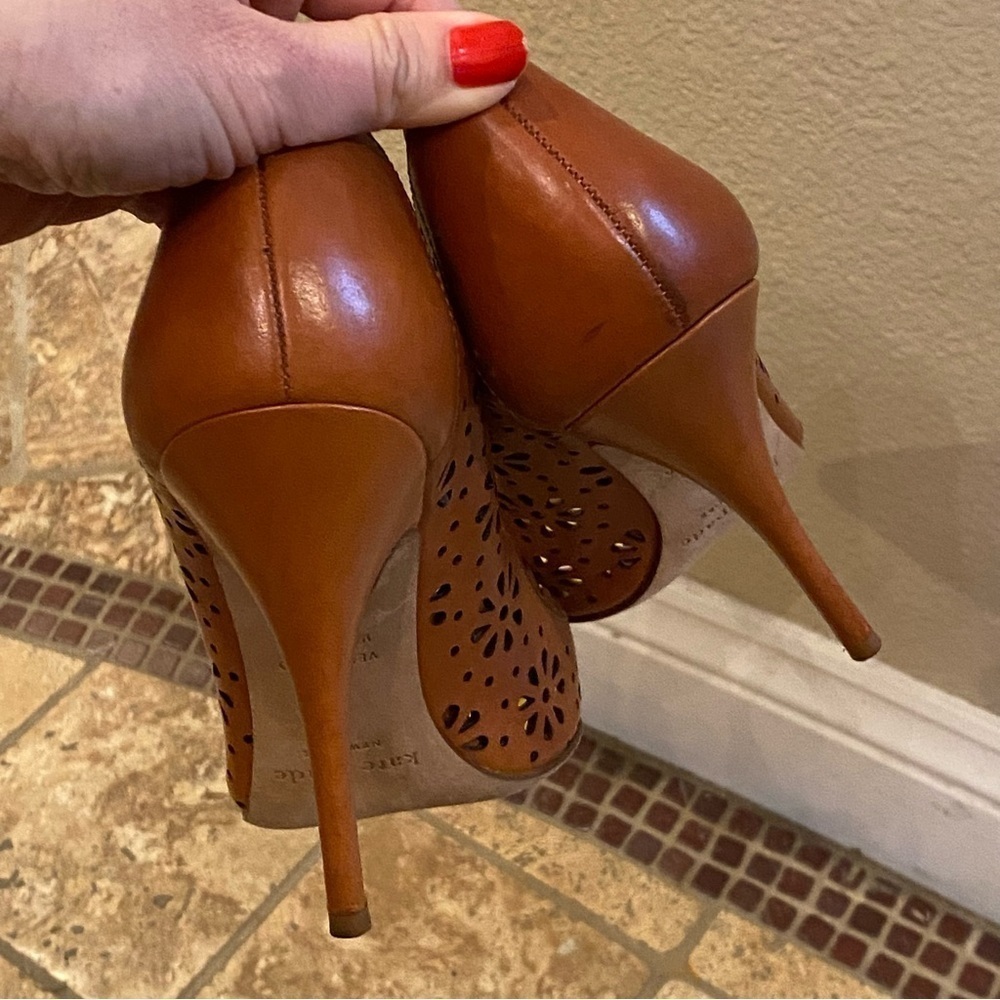 KATE SPADE Lana Brown Tan Laser Cut Floral Leather Pointed Toe Pumps Size 9B - Picture 6 of 10
